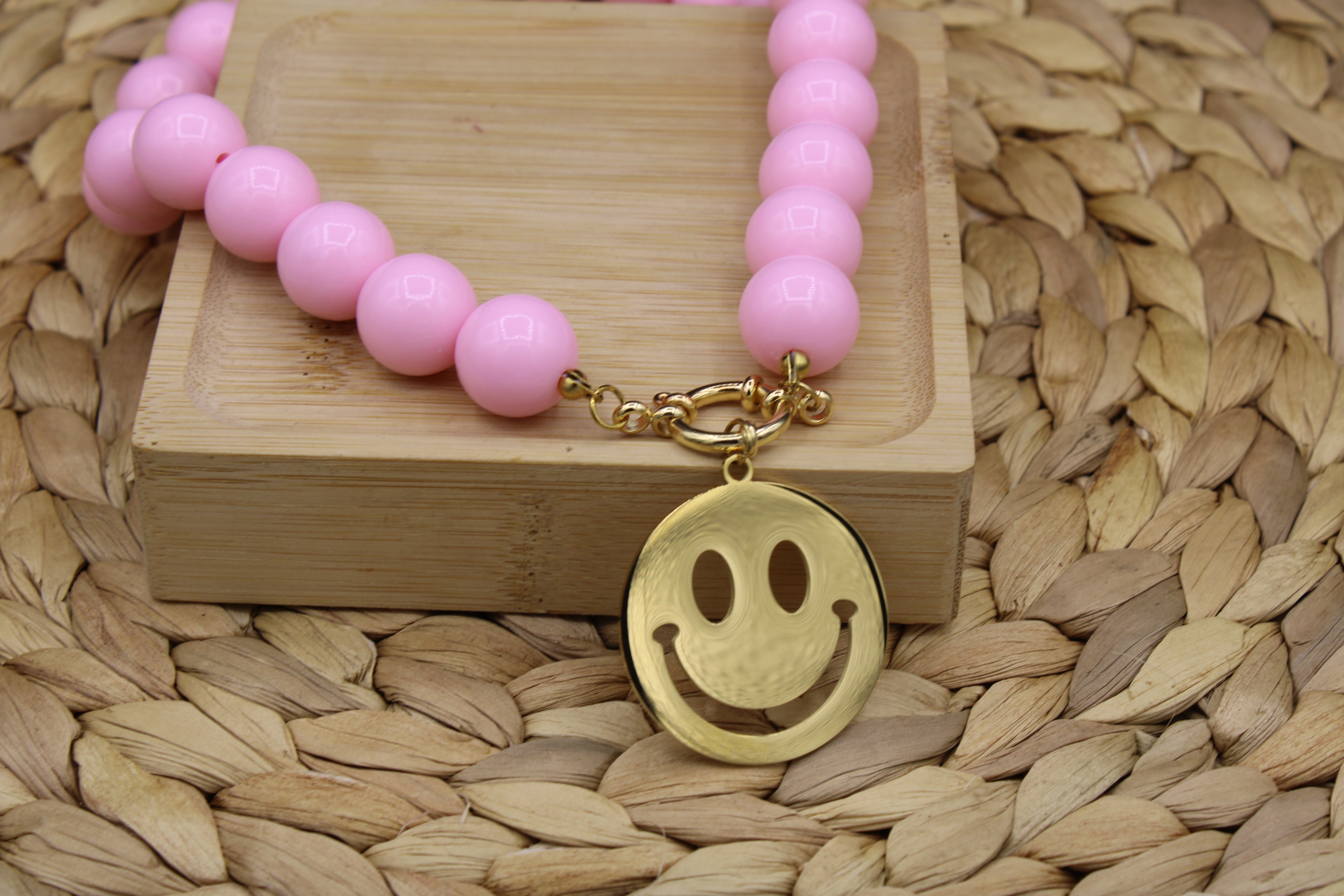Roze kralenketting met smiley