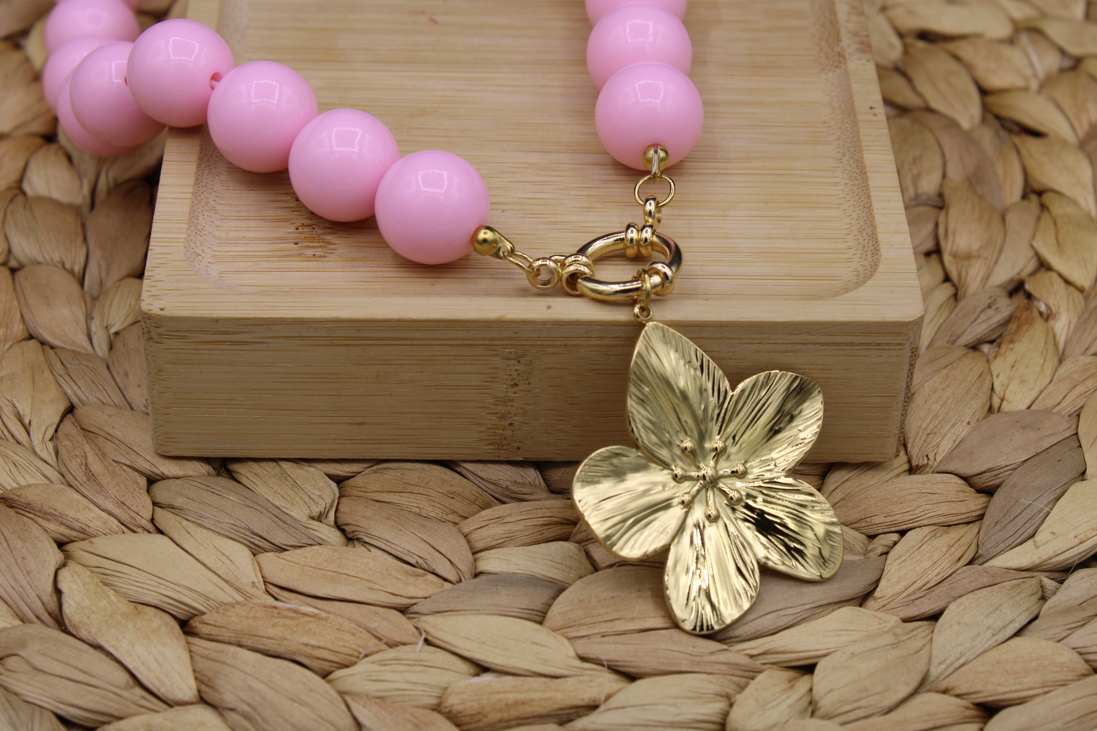 Roze kralenketting met bloem